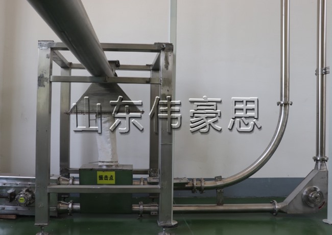 密封式片堿管鏈提升機 管鏈式輸送機展示現場
