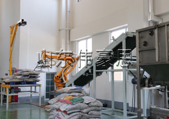 化工原料全自動(dòng)破袋機(jī)，機(jī)器人自動(dòng)拆垛拆包機(jī)