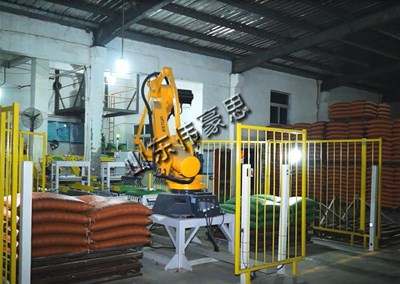 飼料自動(dòng)拆垛機(jī)器人為什么能免人工自動(dòng)完成拆垛任務(wù)？
