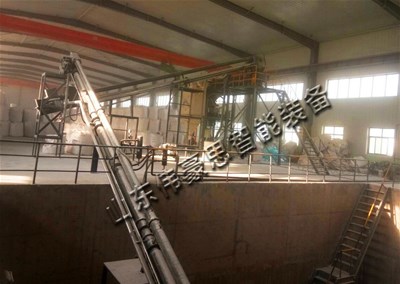 氧化鈣粉管鏈輸送機(jī)，管鏈提升機(jī)提升工作現(xiàn)場