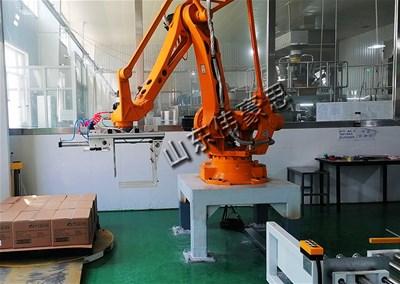 紙箱料全自動(dòng)碼垛機(jī)，機(jī)械手碼垛機(jī)碼垛工作現(xiàn)場(chǎng)