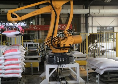添加劑自動碼垛機(jī)器人可以有效的節(jié)省勞動力提高生產(chǎn)效率