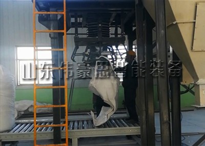 活性炭噸袋自動(dòng)包裝機(jī)，噸包稱(chēng)自動(dòng)包裝現(xiàn)場(chǎng)