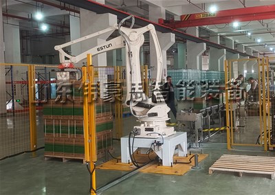建材行業(yè)自動碼垛機器人 箱裝泡沫膠全自動碼垛機現場
