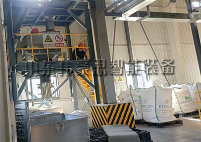 氧化鈣粉噸袋包裝設(shè)備，噸袋自動(dòng)包裝秤現(xiàn)場(chǎng)