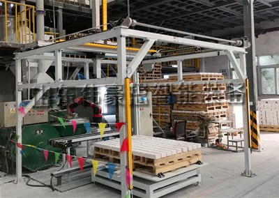 磚塊機(jī)器人自動碼垛機(jī)，方磚全自動碼垛機(jī)現(xiàn)場