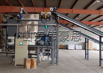 化工粉料自動(dòng)破袋輸送機(jī)，自動(dòng)拆包投料設(shè)備應(yīng)用