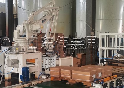 25KG紙箱機(jī)械手碼垛機(jī)，河南全自動(dòng)碼垛機(jī)器人現(xiàn)場(chǎng)