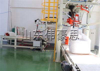 片堿全自動(dòng)噸袋包裝機(jī)為什么是大型軟袋包裝生產(chǎn)的“重器”。