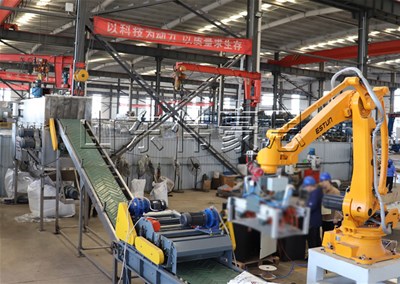 片堿全自動(dòng)拆垛破袋機(jī)，25KG袋全自動(dòng)拆包機(jī)現(xiàn)場(chǎng)